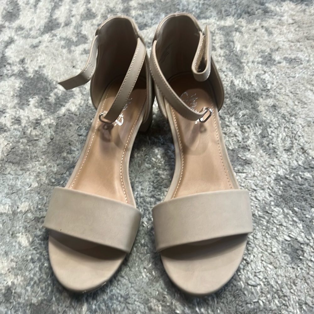 Girl tan small heel size 4.5M